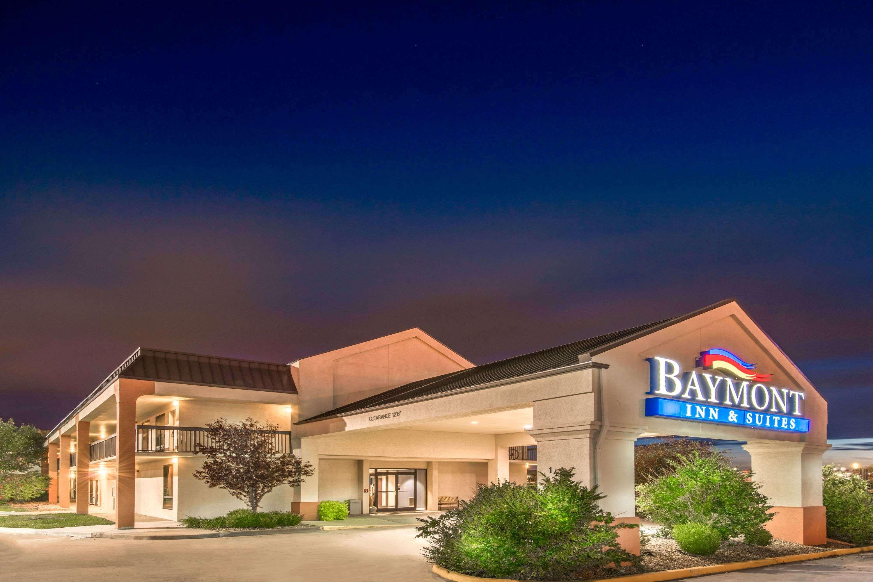 Baymont By Wyndham Topeka Exterior foto
